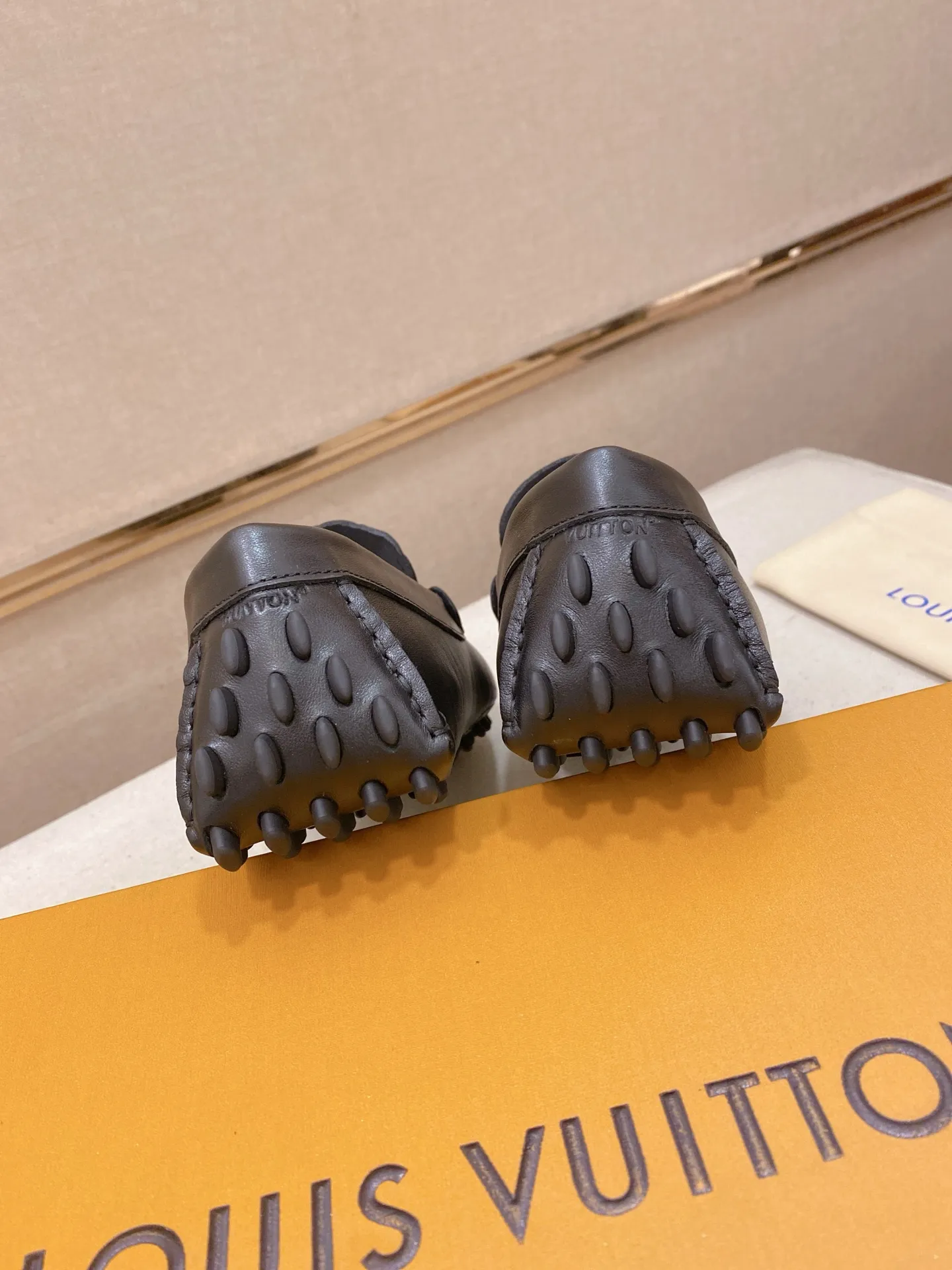 Factory price: 500💰High-end quality! LV 🆕🆕Exclusive hot-selling products in stock🔥🔥New products on the shelves, high-quality Ferragamo men's pea shoes, high-end casual driving shoes, with complete packaging! 💪 💪 Material: imported first-layer cowhide 🐂 + imported high-quality buffalo leather lining + wear-resistant outsole 👍🏻👍🏻 Features: high-end and comfortable, purely handmade 🚀 🚀 Create the perfect shoes that suit you best 🔥 🔥 Size: (38-44) 45 standard size can be customized!
